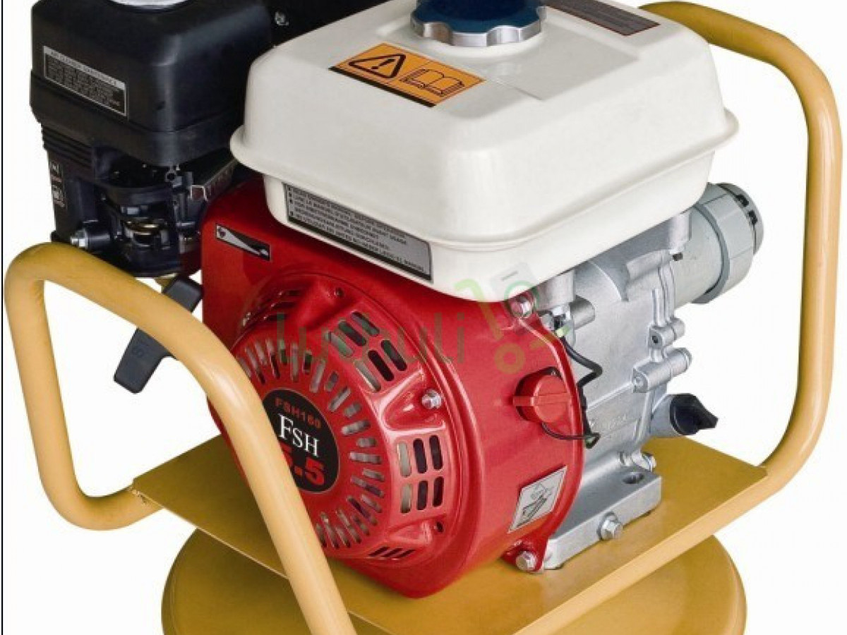 Gasoline concrete vibrator. Gasoline concrete vibrator.